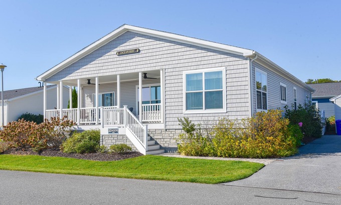 Long Neck House | Family fun - waterfront, beach, pools, pet friendly!