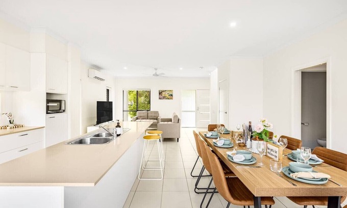 Mango Hill House | Family Getaway with Easy Access to Beaches & Shops