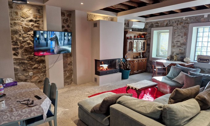 Oichalia Villa | Family, Group and Pet Friendly Vacation Villa