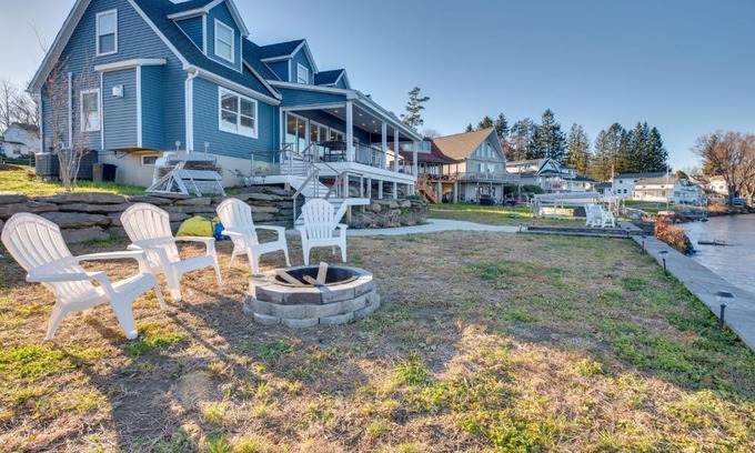 Carbondale House | Family Home on Lake Newton with Deck and Fire Pit