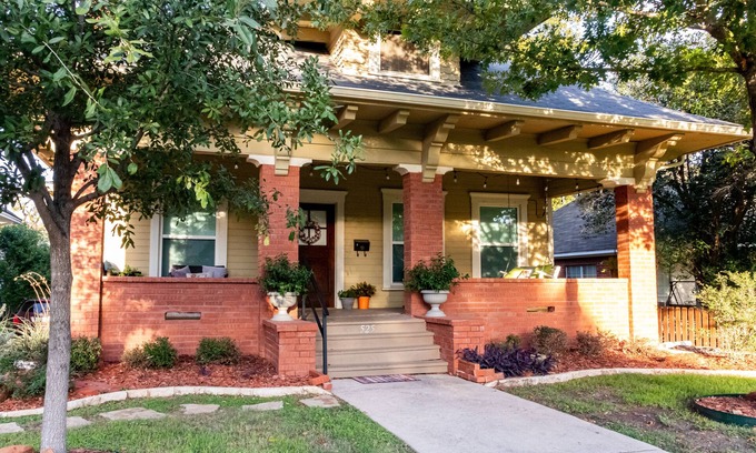 Brazos House | Family home with fenced yard 6 minutes to the Silos