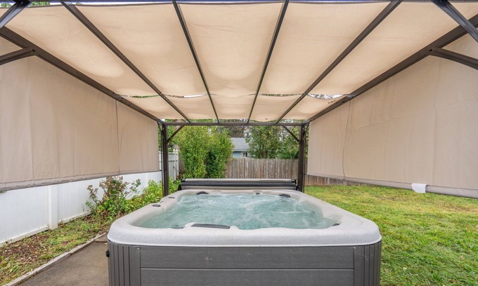 Linden House | Family Hot Tub Retreat - 10 Guests - Foosball - Smart TV