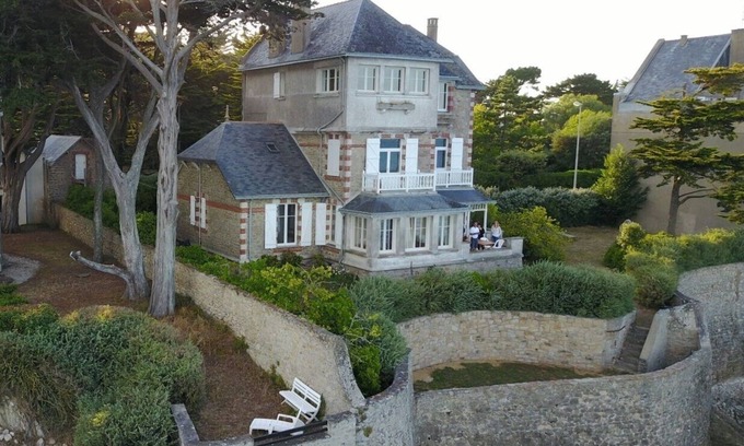 Le Pouliguen Villa | Family house 'feet in the water' in Le Pouliguen facing the bay of La