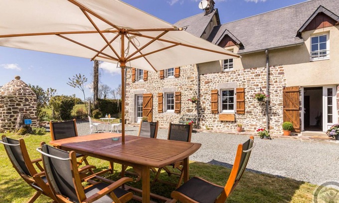 Roncey Cottage | Family house with garden, pets allowed, WiFi and parking in Roncey