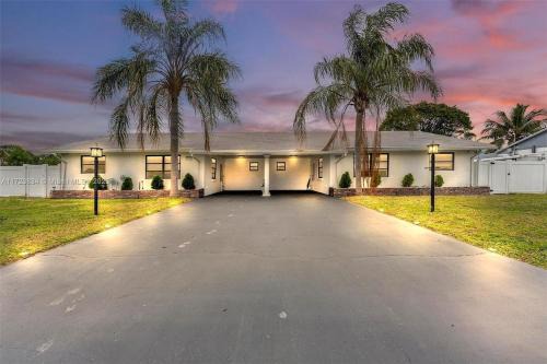 Lantana Apartment | Family Luxury Rentals - 1115