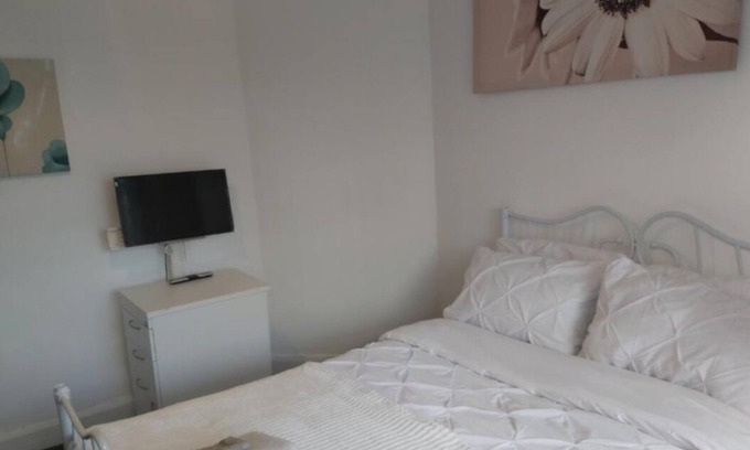 Birmingham House | Family or group stay Takes up to six people Internet, parking. Close to shops.