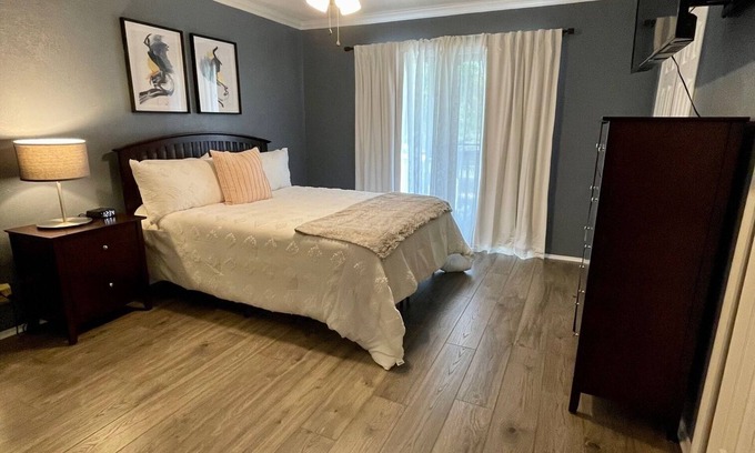 Parker Lane House | Family & pet-friendly townhome in Austin w/hot tub & deck! 7 mins from downtown