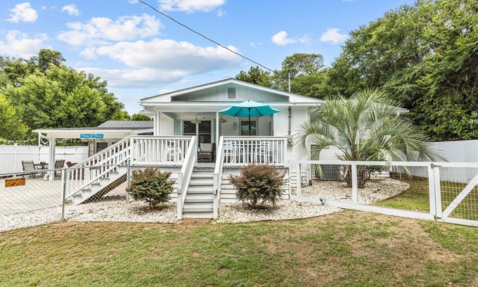 Emerald Isle Cottage | Family & Pet Friendly Retreat