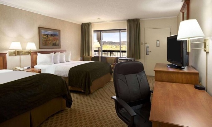 Trinidad Hotel | Family Retreat Close to Lake State Park | Complimentary Breakfast
