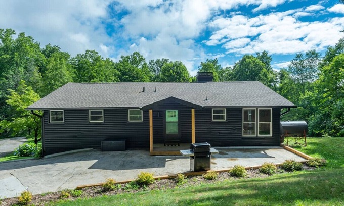 Waynesville House | Family Retreat, Fire Pit, Grill, and 4.5 Acres!