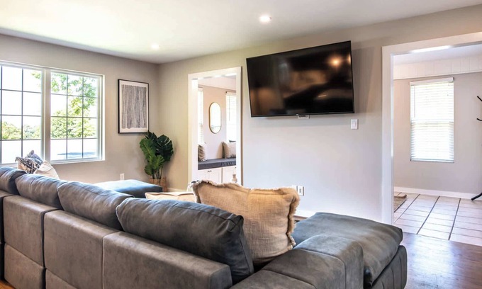 Glen Iris House | Family Retreat in Birmingham – 7BR/4BA