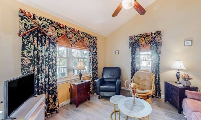 Caine Woods Condo | Family-sized Condo Home by Beach Bayside & Pet Friendly