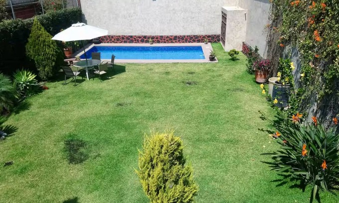 Cuernavaca House | Family Villa with Giant Swimming Pool | 6 Bathrooms | Garden | Pets Welcome