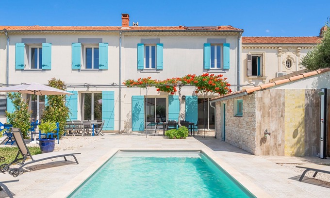 Avignon Villa | Family villa 5min from the center covered swimming pool, large garden, pergolas, garages