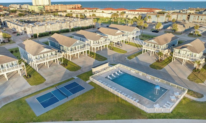 Galveston House | Family Villa: Walk to Beach!