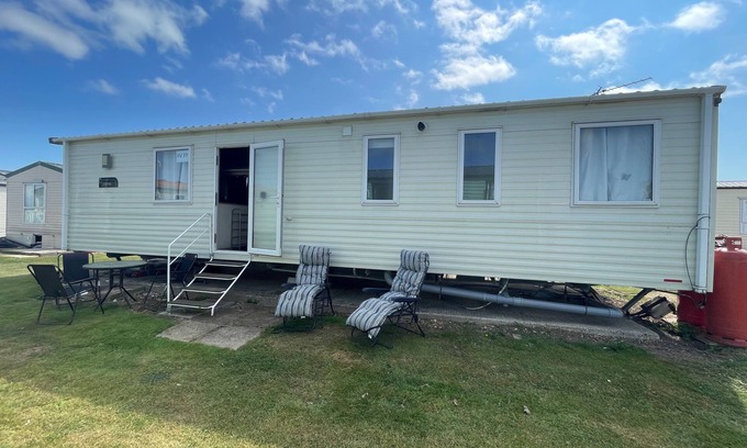 Clacton-on-Sea Cabin | FamilyCaravan-SeaView-Garden-Ensuite-NearBeach