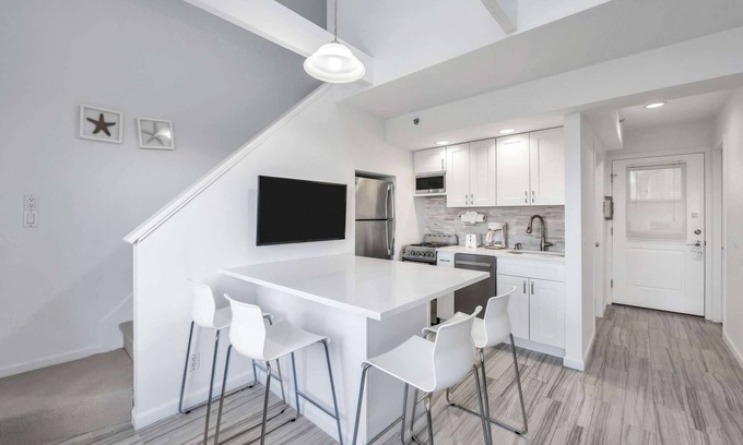 Napeague Apartment | Fancy 1 BR with loft Apt w/2 BTHs w/balcony!