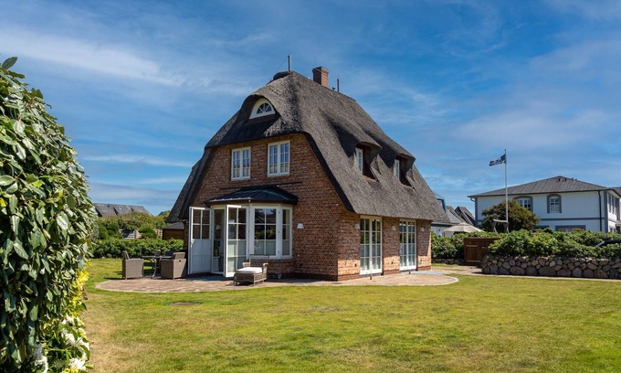 Wenningstedt-Braderup House | Fantastic thatched beach house with 6 rooms on approx. 200 m², for up to 6 people.