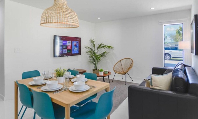 Gladeview House | ★Fantastic Brand New Duplex 3 BR/2 Bathrooms★