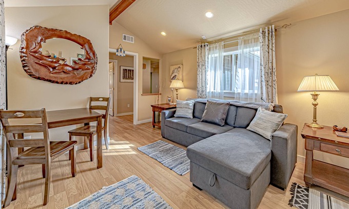 Orick Cabin | Fantastic cabin near beach & state parks with WiFi, grill & patio
