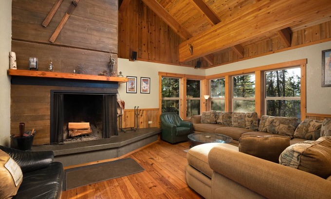 Government Camp House | Fantastic Custom Mountain Cabin w/Lodge Vibes, Hot Tub, Home Theater
