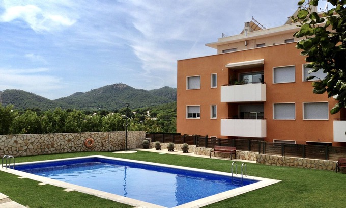 Sant Feliu de Guixols Apartment | FANTASTIC APARTMENT, 5MINS FROM THE BEACH WITH SWIMMING POOL, PARKING & INTERNET