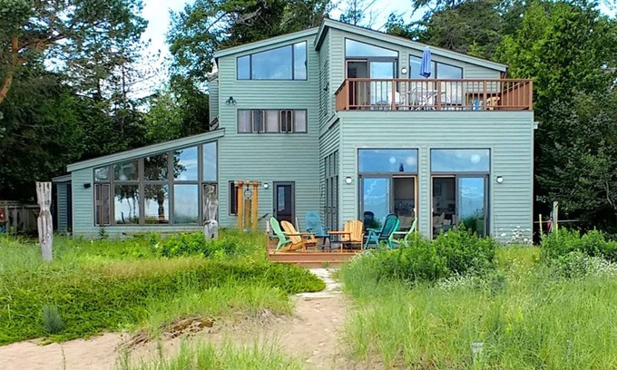 Sturgeon Bay House | Fantastic Family Lake House on Sand Beach