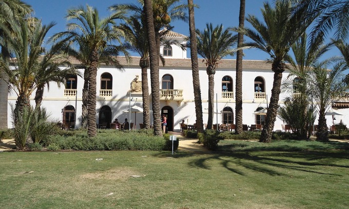 Gea y Truyols Apartment | Fantastic ground front line apartment with garden and pool .