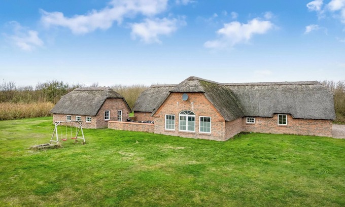 Sundhuse House | Fantastic holiday home with pool and spa for 20 people.