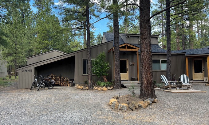 Black Butte Ranch House | Fantastic House! 1900sf, 4 bed 3.5 baths, air, sleeps 8. Great deck. Near GMrec.