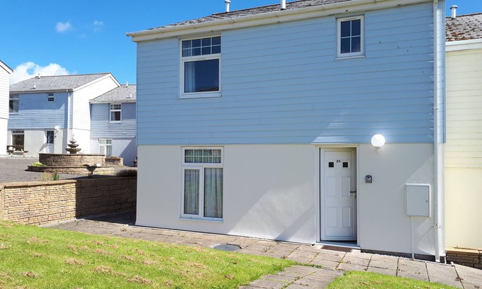 Saint Columb Major Cottage | Fantastic Location! Family Resort! Swimming Pools, Wi-Fi, Free Parking, Cornwall