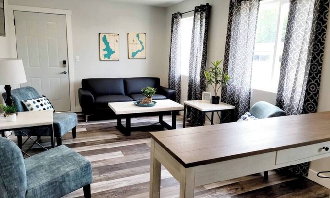 Arnolds Park Apartment | Fantastic Location-Roof Top Patio (shared) and King Bed