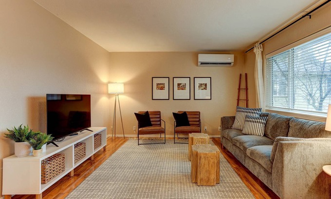 Redmond House | Fantastic Single Level Retreat, Pet Friendly, Near Downtown Redmond, Fenced Yard, AC, Washer/Dryer