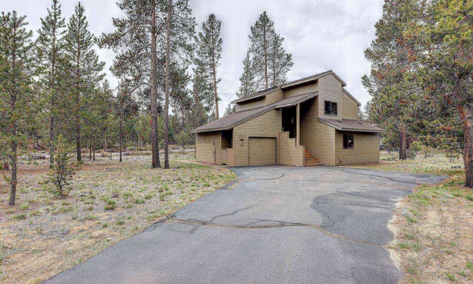 Sunriver House | Fantastic Sunriver Escape, Dog Friendly, Hot Tub, Bikes, SHARC Passes, A/C, Fireplace, Workstation