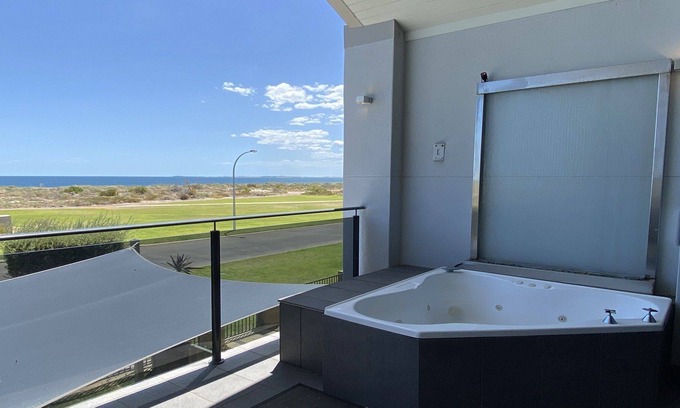 Jurien Bay Villa | Fantastic upstairs Penthouse Apartment, truly The Pearl of the bay.
