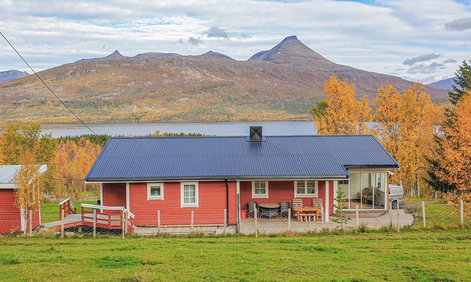 Balsfjord House | Far in the north of Norway, this cozy cottage welcomes you at Geatkejávri Lake with a wonderful view