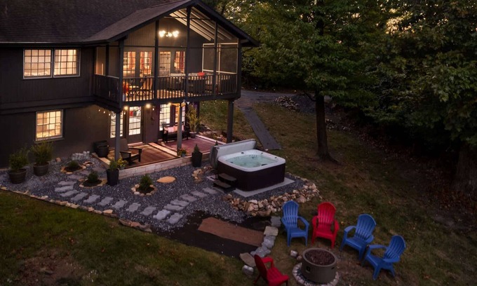 Front Royal Cabin | Far View Cabin | Private Retreat w/Hot Tub, Grill, Multiple Decks, Games & More