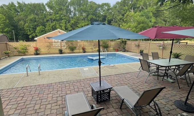 Howell House | Farmhouse by the beach with a pool!