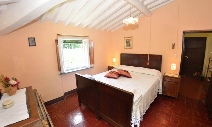 Pescaglia Cottage | Farmhouse in Pescaglia with swimming pool