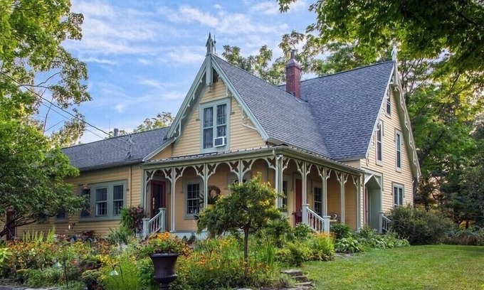 Ithaca House | Farmhouse Luxury Sleeps six Great location Majestic views and cozy atmosphere