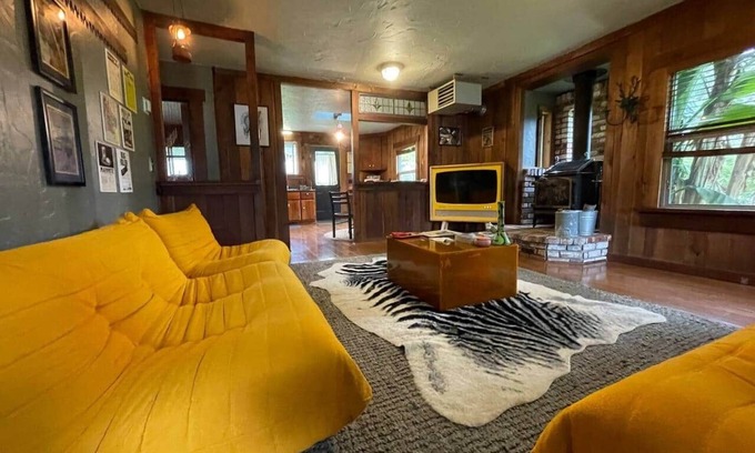 Freshwater House | Farmhouse on Cannabis Farm - Cabin Feel