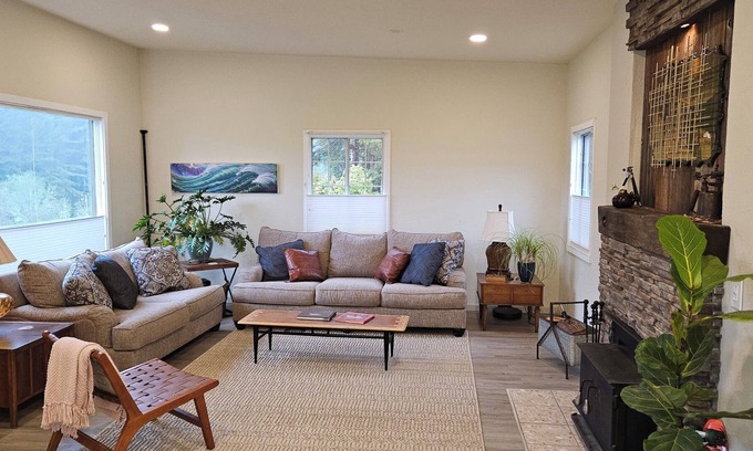 Eureka House | Farmhouse with 280 degree meadow views and amazing back patio.