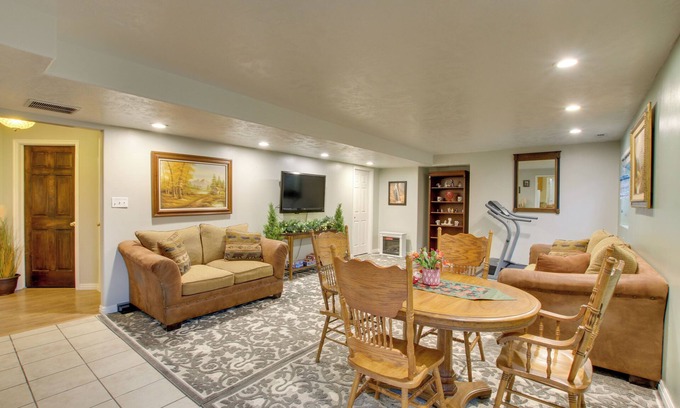 Farr West Apartment | Farr West Apartment on Farm < 25 Mi to Ski Resorts