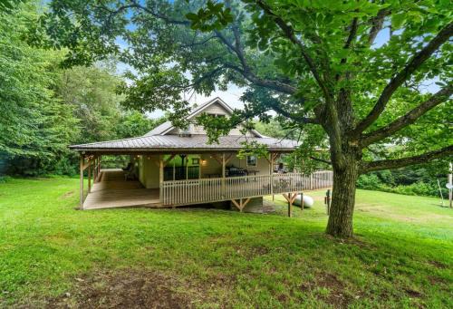 Brush Valley House | Fawn Hollow Retreat, King bed, game room, BBQ