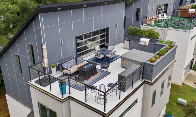 Fayetteville House | Fayetteview Rooftop Balcony Hot Tub 5 Min to DT