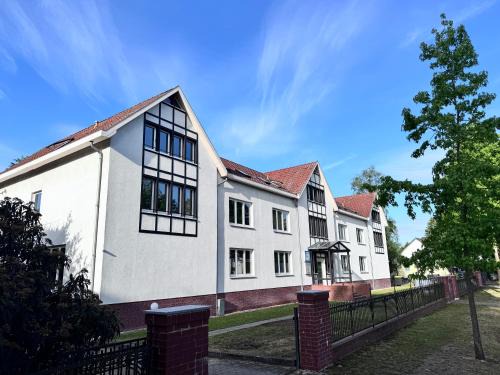 Falkensee Apartment | FC-Apartmenthaus Falkensee mit großem Garten und PKW Stellflächen