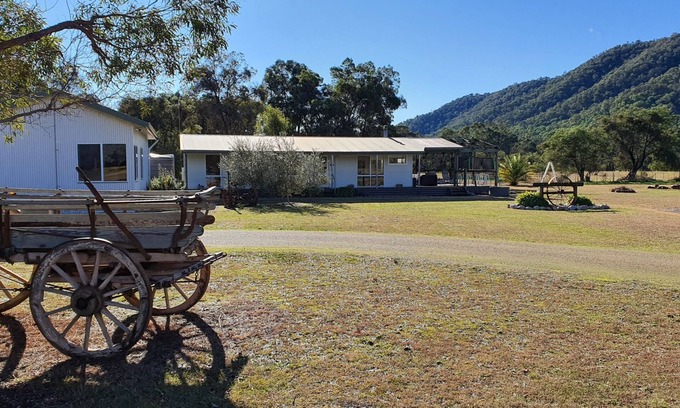 Smoko House | Feathertop Views - Part Alpine ski lodge and part private country estate