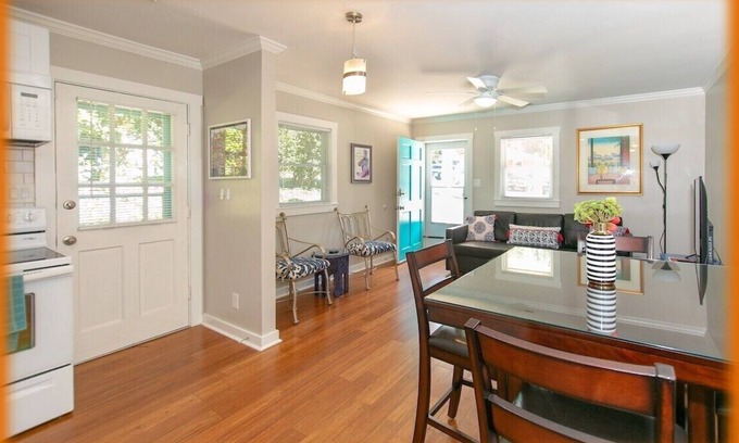 Duke Park House | Fenced+2 Families+DownTown+Sleeps 8+Pets+FastWiFi+