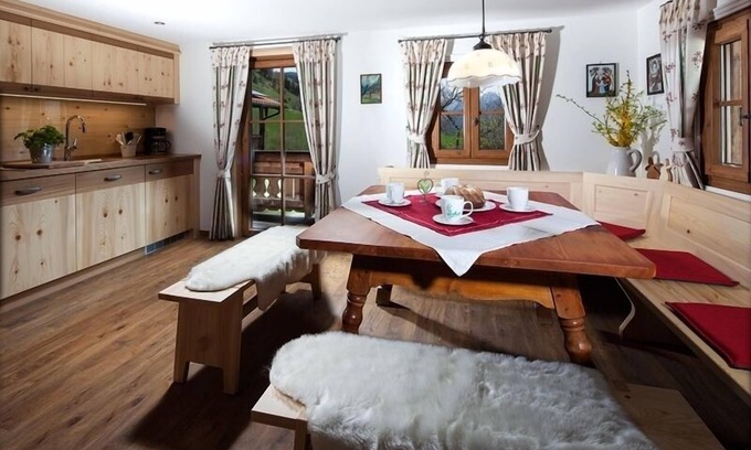 Ramsau bei Berchtesgaden Apartment | Ferienwohnung d' Holzstubn, 1-4 Personen, 75qm, 2 separate Schlafzimmer mit eigener Dusche/WC, Obergeschoss