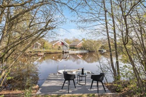 Twist House | Ferienhaus am kleinen See mit Steg, Garten und Terrasse
